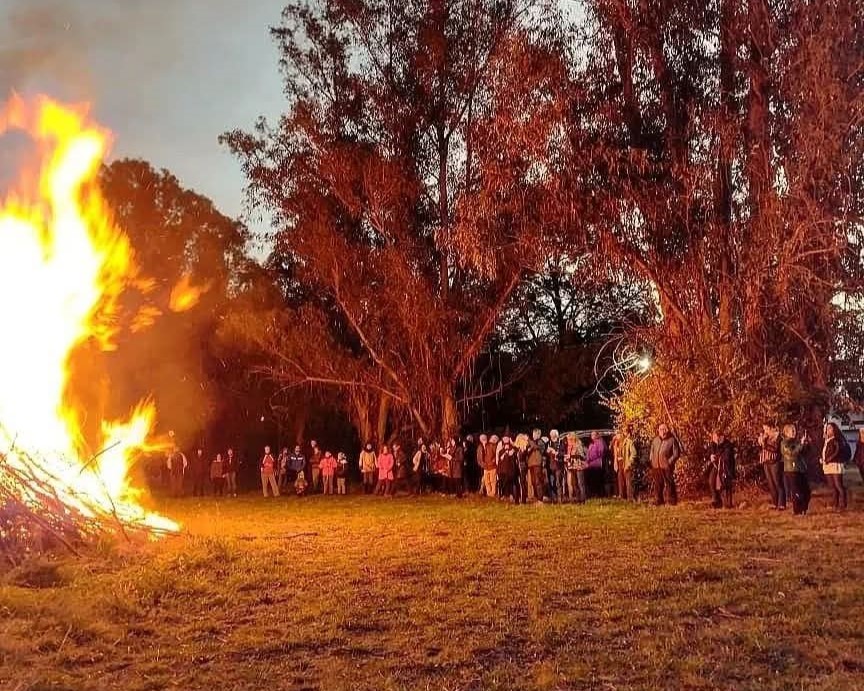 hoguera y personas